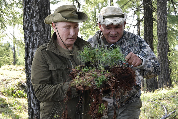 Владимир Путин и министр обороны России Сергей Шойгу