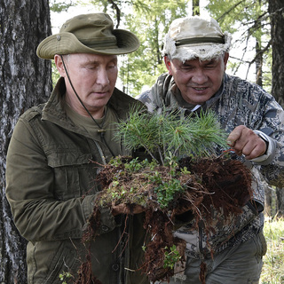 Владимир Путин и министр обороны России Сергей Шойгу