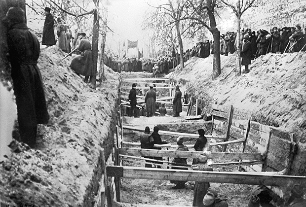Красногвардейцы копают братскую могилу, 1917 год