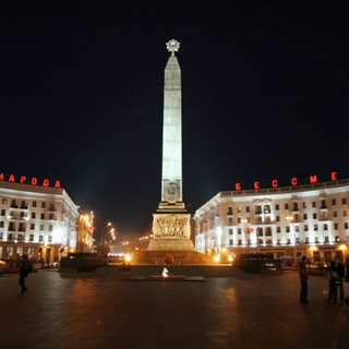 Ночной вид площади Победы в городе Минске  