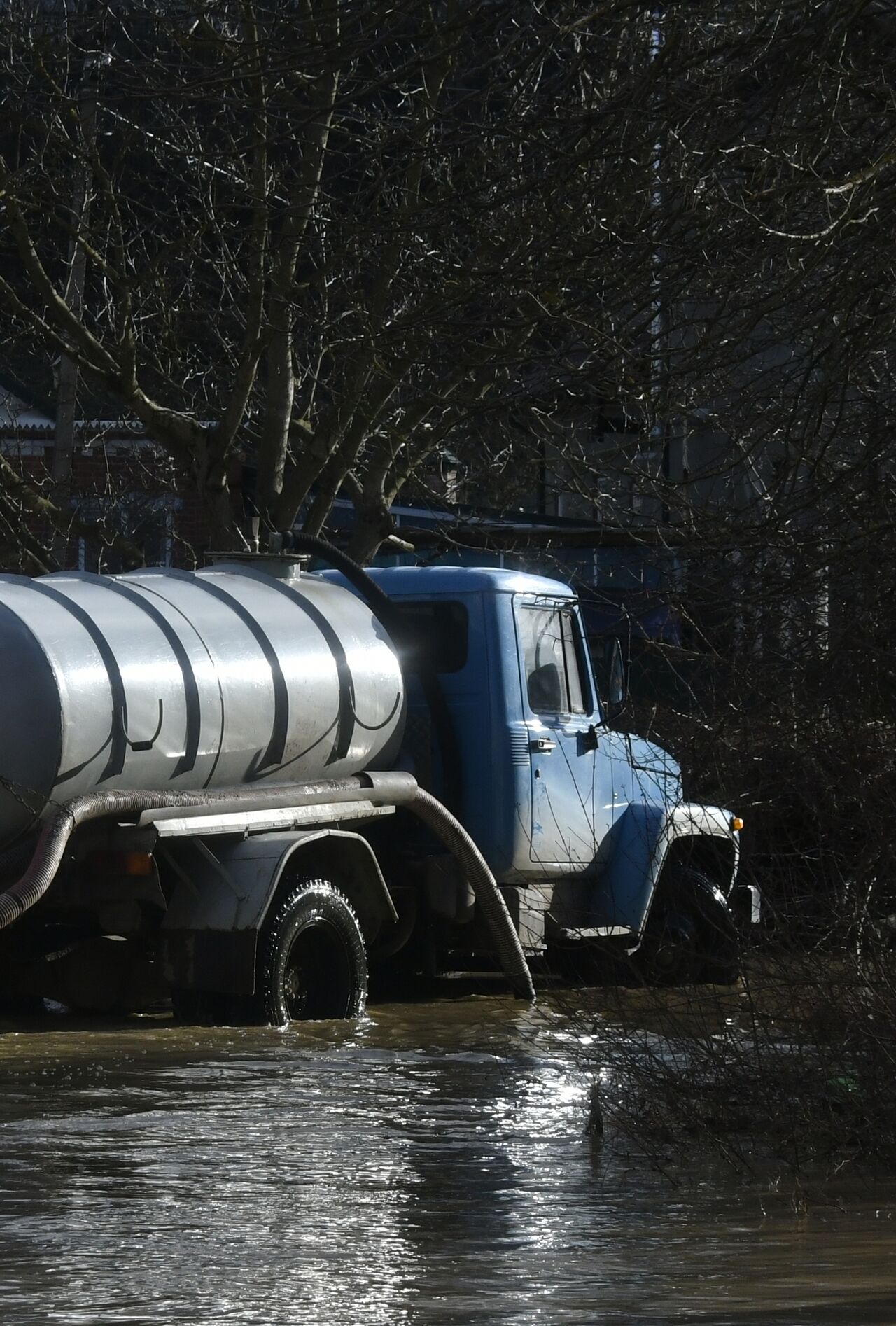 Как убрать желтизну воды в бассейне