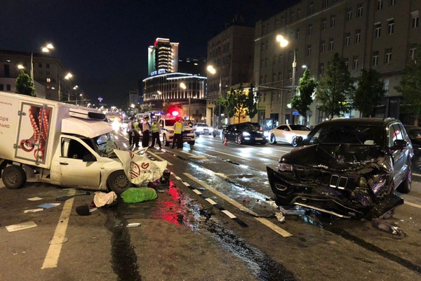 Место автомобильной аварии с участием актера Михаила Ефремова на Смоленской площади в Москве