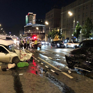 Место автомобильной аварии с участием актера Михаила Ефремова на Смоленской площади в Москве
