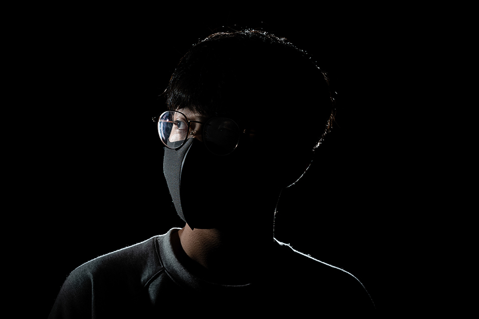 Массовые выступления в Гонконге не затихают уже больше года. То, что началось как выступление против конкретного законопроекта об экстрадиции, превратилось в куда более масштабный протест, участники которого хотят повлиять на будущее города. 

Во время столкновений с полицией многие протестующие получили травмы. За последний год в Гонконге существенно выросло количество обращений за психологической помощью: жители стали чаще страдать от депрессии и посттравматического стрессового расстройства. «Шрамы и синяки могут исчезать, но нужно обязательно помнить, как они были получены», — уверен фотограф Чанг Ко (Chung Ko).