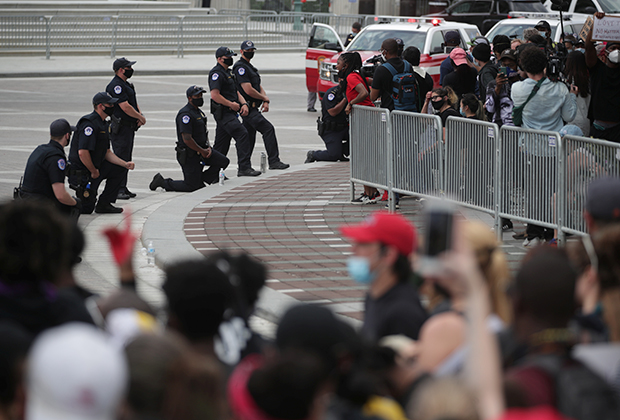 Полицейские в Вашингтоне преклоняют колено перед демонстрантами