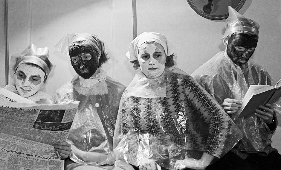 Институт красоты в Москве был основан еще в 1937 году. Заведение предоставляло целый спектр медицинских услуг, аналогичных современным косметическим процедурам. Там, например, лечили разного рода сыпь и угри, удаляли бородавки, делали различные маски и пилинги.
 
 
В обычных салонах красоты ухаживали только за здоровой кожей, не делали даже аппаратную чистку лица. Несмотря на это все косметологи обязательно проходили медицинский курс в течение нескольких месяцев, чтобы не навредить клиенту.  
