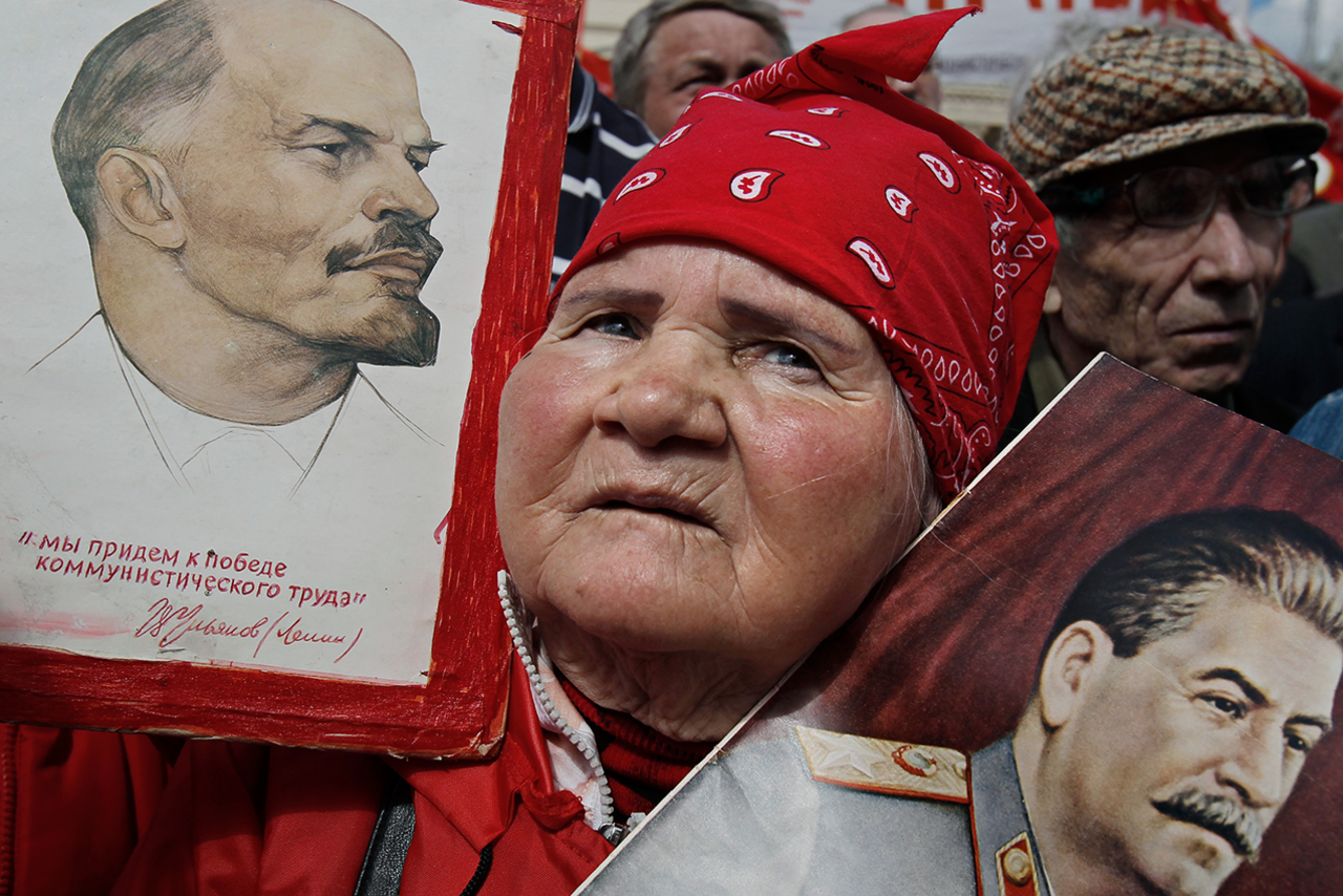 Коммунисты это. Портрет Сталина. Русские коммунисты. Современные коммунисты. Люди с портретом Сталина.