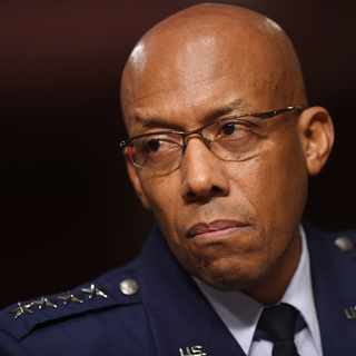 В США чернокожий генерал впервые возглавил ВВС страны: Общество ...