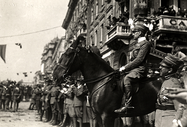 Военный парад в Фиуме (ныне хорватский город Риека) под командованием Габриеле д'Аннунцио (справа верхом на коне), устроенный во время оккупации города. Декабрь 1919 года