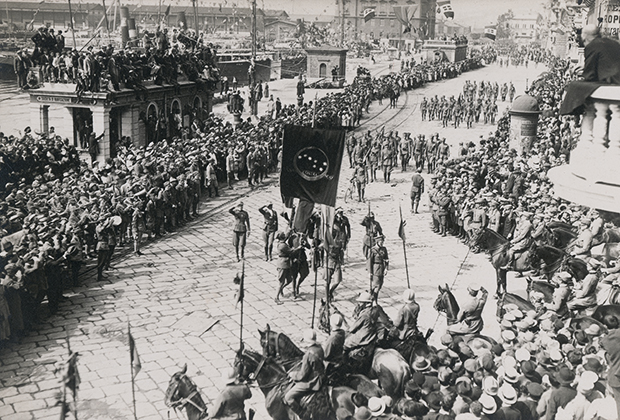 Вооруженные отряды Габриеле д'Аннунцио под флагом Республики Фиуме на параде в Фиуме (нынешней хорватской Риеке) во время оккупации города. 1920 год