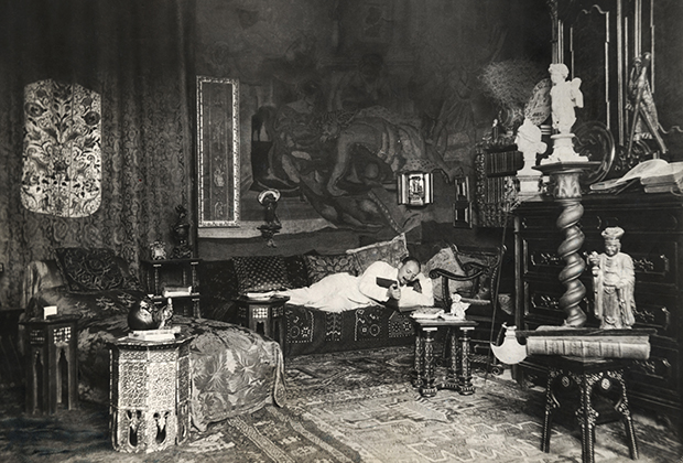 Габриеле Д'Аннунцио в кабинете своего особняка Mammarella, 1895 год