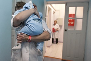 «Зачем вы вообще такого ребенка спасали?» Кардиохирург из Петербурга делает уникальные операции детям. Теперь его хотят уволить