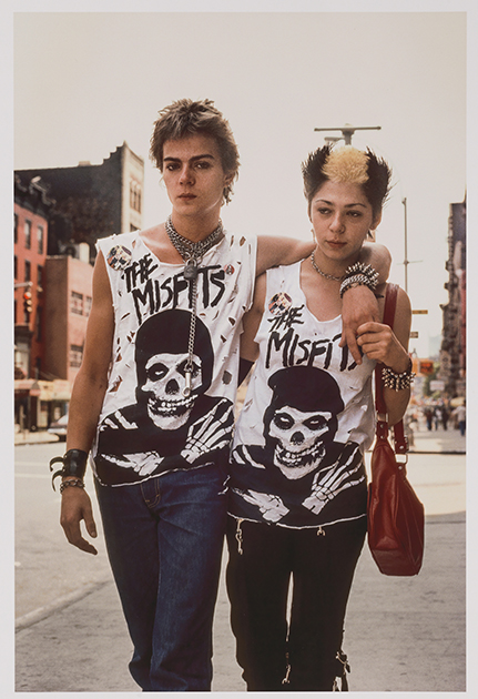 The Misfits, прародители хоррор-панка, появившиеся на нью-йоркской музыкальной сцене в конце 1970-х, как мало какая другая группа, выразили парадоксальный, одновременно преисполненный свободы и разочарования, дух городской жизни в это время. Роберт Херман в своем фото фанатов группы ее популярность выхватывает одним отстраненным кадром.

