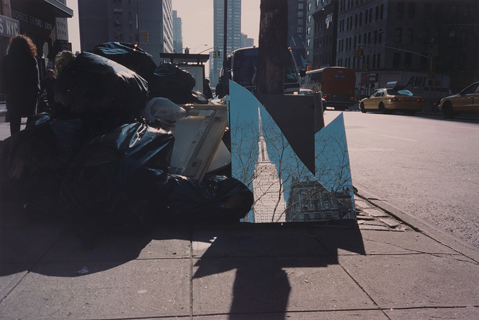 Подобно многим фотографам, чьи работы включены в «Собирая нью-йоркские истории: от Стайвесанта до Сида Вишеса», Кендзи Накахаши родился и вырос далеко от Большого яблока — японец переехал в Нью-Йорк уже на третьем десятке жизни, в середине 1970-х. Это не помешало ему снять некоторые из самых необычных фотографий вроде бы максимально открыточных и банальных элементов городского пейзажа — таких, как Эмпайр-стейт-билдинг.
