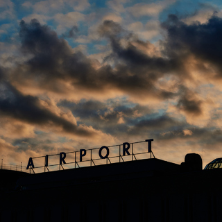 Вывеска на здании терминала международного аэропорта Пулково в Санкт-Петербурге