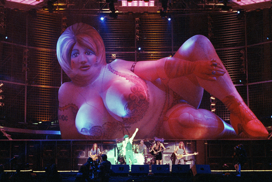 Рок-группа AC/DC выступает на музыкальном фестивале «Монстры рока», 1991 год