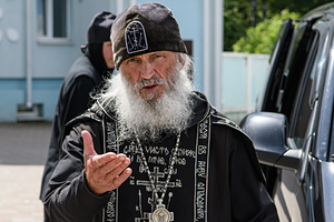 Российский священник, казаки и ветераны Донбасса захватили женский монастырь Во главе мятежников — «бывший духовник Поклонской». Он верит в чипирование и отрицает коронавирус