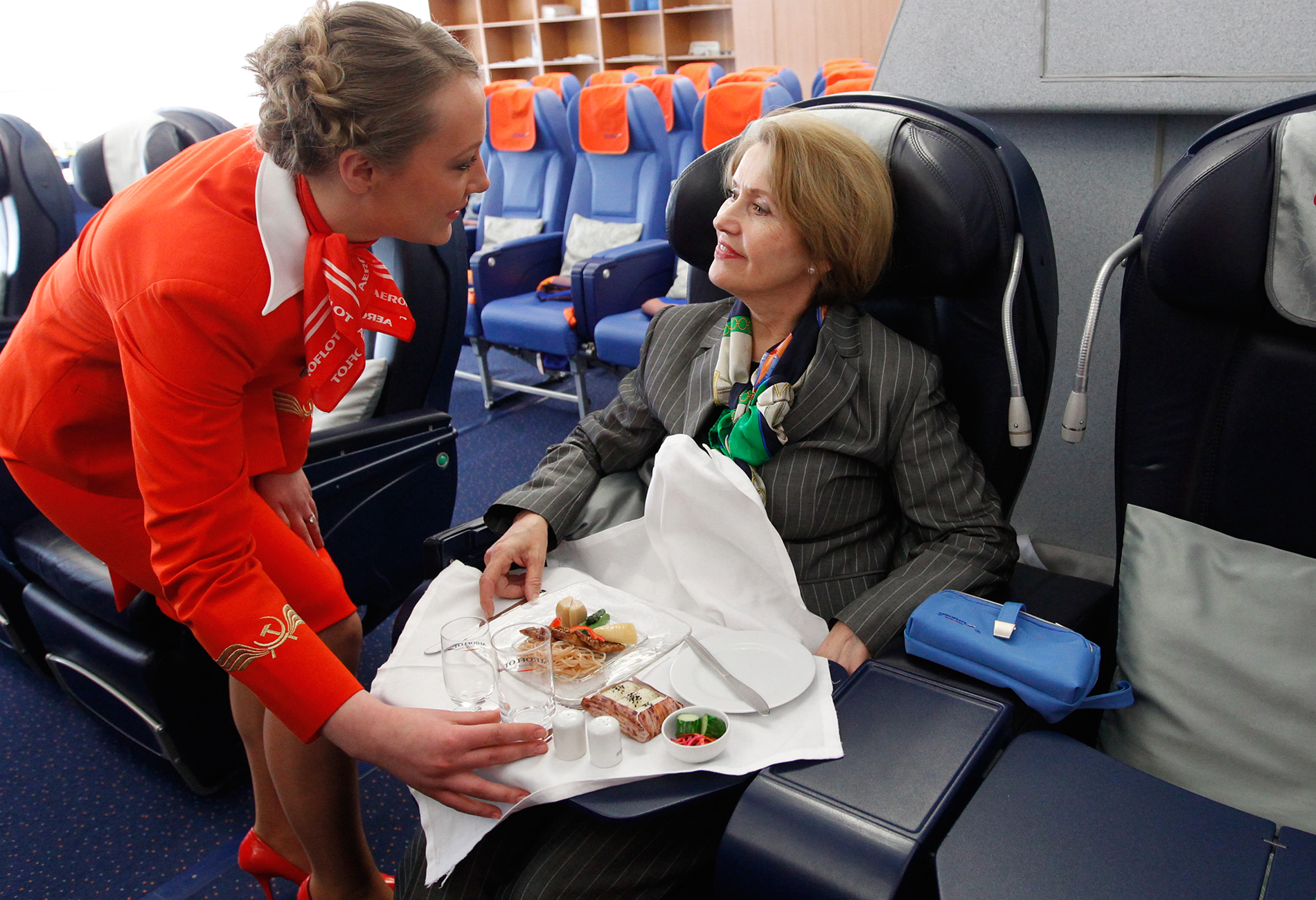 Аэрофлот перевезено пассажиров. Самолет высадка пассажиров. Аэрофлот перевезено пассажиров. Самолет аэрофлот. Самолет армения.