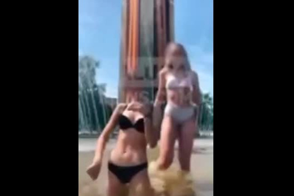 Танцы в бикини: Майли Сайрус опубликовала новое зажигательное видео в ТикТоке