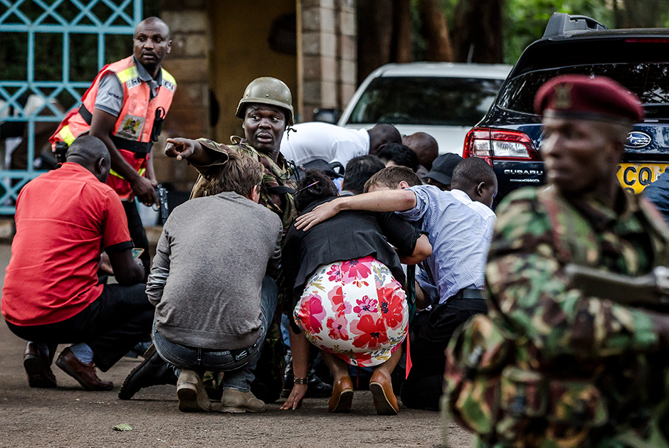 15 января 2019 года. Найроби, Кения. Офицер спецназа убеждает людей спрятаться в укрытие — из отеля «DusitD2» раздаются выстрелы. В гостиничном комплексе проводится спецоперация по уничтожению членов восточноафриканской джихадистской группировки «Аш-Шабаб», совершивших это нападение.


В результате теракта погиб 21 человек. «Аш-Шабаб», тесно связанная с «Аль-Каидой» (запрещена в России), заявила, что атака была организована в ответ на решение президента США Дональда Трампа признать Иерусалим столицей Израиля.