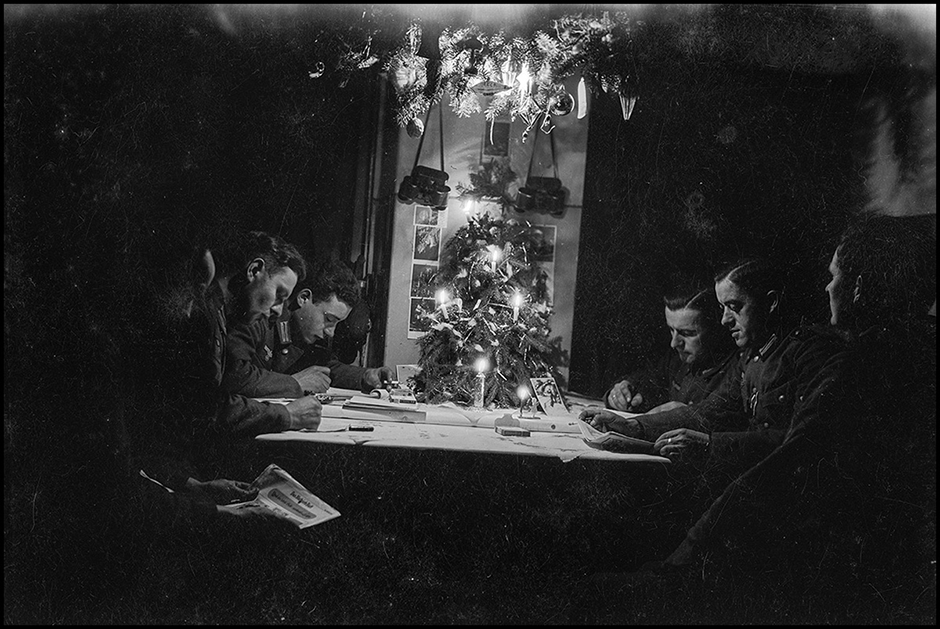 Немецкие солдаты пишут письма и читают газеты в канун Рождества. Крым, 1941-42 гг.
