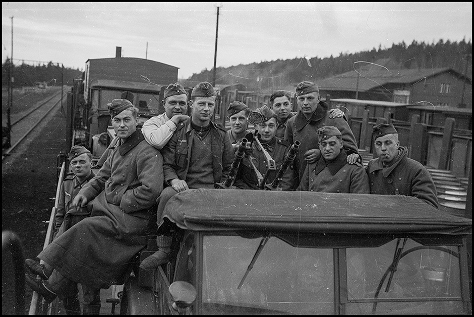 Немецкий эшелон с техникой и личным составом отправляется в Крым. 1941-42 гг.
