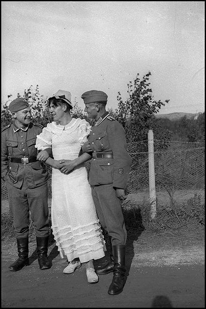 Переодетый в женское белое платье немецкий солдат со своими сослуживцами. Германия, 1941-42 гг.

