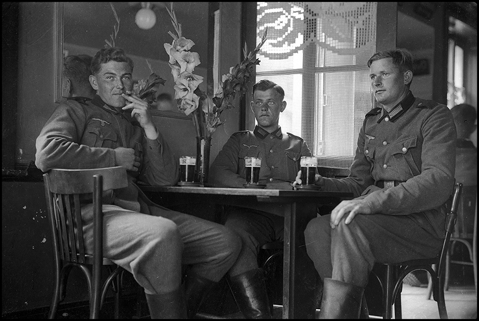 Немецкие солдаты отдыхают в баре. Германия, 1941-42 гг.
