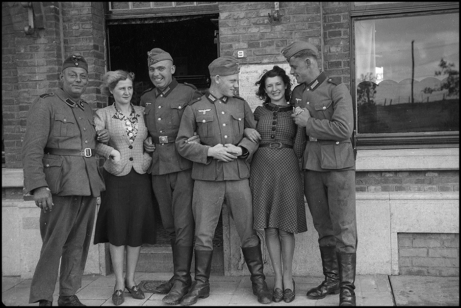 Групповой портрет немецких солдат с молодыми девушками. Германия, 1941-42 гг.