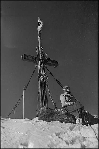 Крест и нацистский флаг на вершине горы Гроссглокнер, самой высокой в аннексированной Австрии. Высота 3798 метров, 1941-42 гг.
