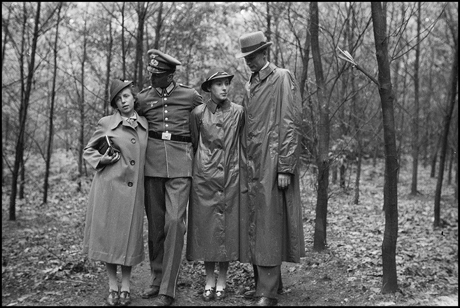 Портрет немецких офицеров с девушками в лесу. Германия, 1941-42 гг.