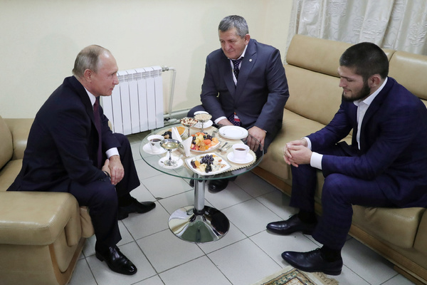 Владимир Путин, Абдулманап Нурмагомедов и Хабиб Нурмагомедов (слева направо)