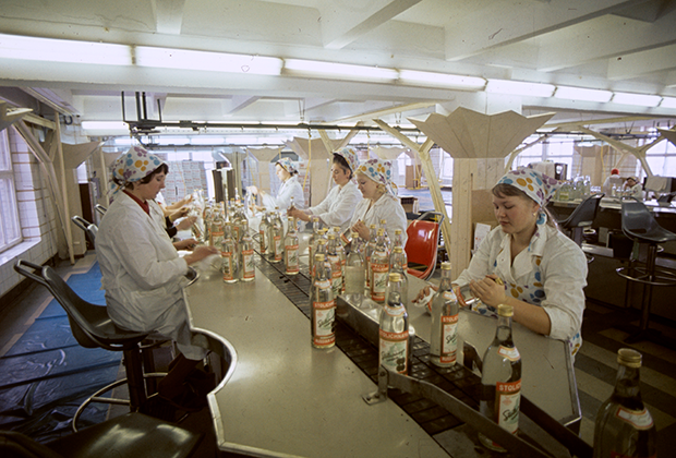 Конвейер по розливу водки на Куйбышевском ликеро-водочном заводе, 1978 год