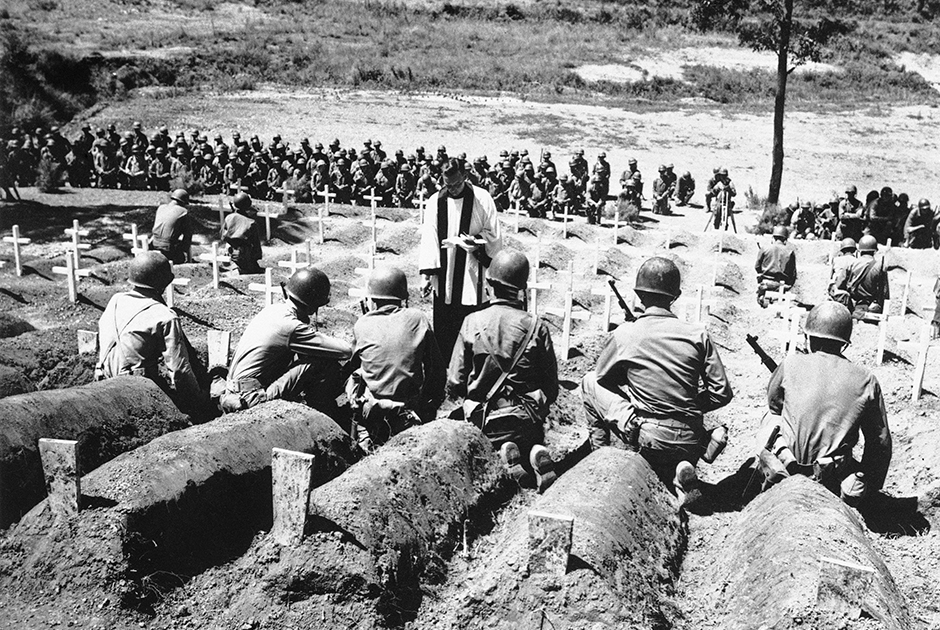 Капеллан проводит панихиду по погибшим американским морским пехотинцам на военном кладбище. Город Масан, Южная Корея, 29 сентября 1950 года.