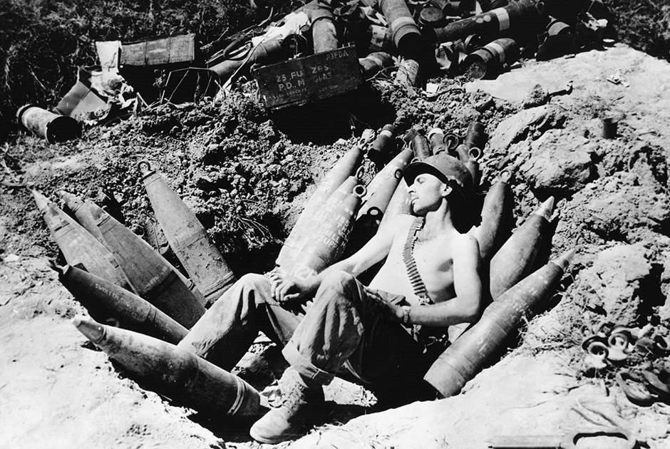 Американский солдат спит рядом с боеприпасами. Город Масан, Южная Корея, 1950 год.