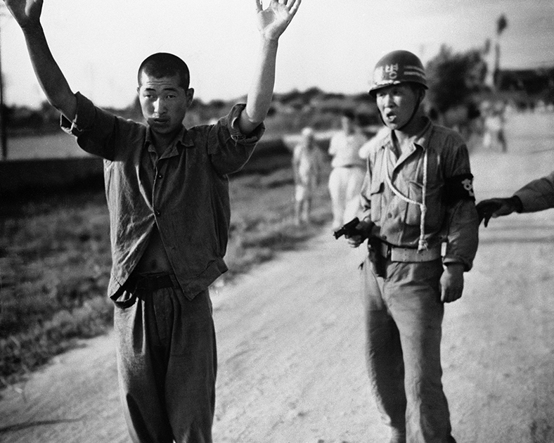 Южнокорейский военный полицейский сопровождает северокорейского пленного в тюрьму. Южная Корея, 21 июля 1950 года.