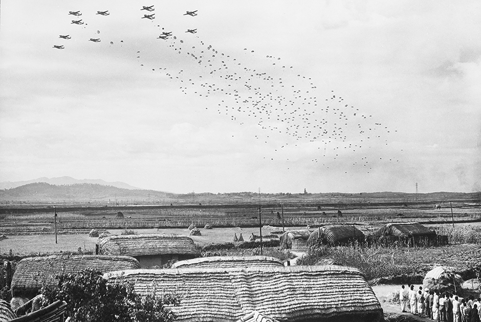 Десантники войск Организации Объединенных Наций прыгают с самолетов вблизи северокорейских городов Сукчхона и Сунчхона. Северная Корея, 20 октября 1950 года.