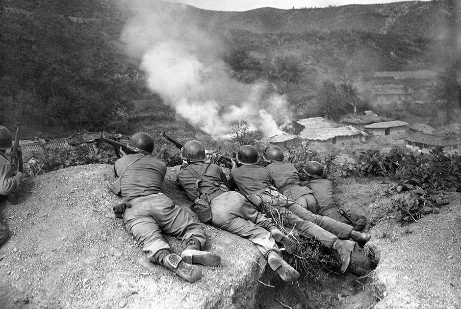 Солдаты боевого отряда 187-го пехотного полка армии США ведут бои после высадки в районе городов Сукчхона и Сунчхона. Северная Корея, 20 октября 1950 года.