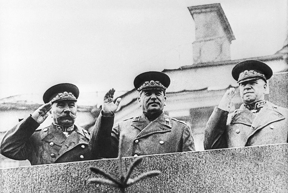 Буденный, Сталин и Жуков на трибуне мавзолея В.И.Ленина во время Парада Победы 24 июня 1945 года