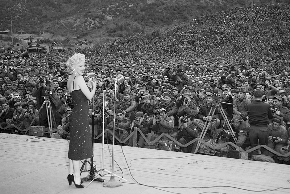Выступление Мэрилин Монро в Корее перед американскими солдатами. Южная Корея, 16 февраля 1954 года.
