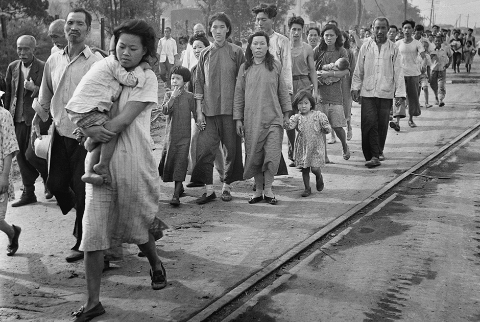 Эвакуация беженцев после бомбардировки и высадки американских солдат в порту Инчхон. Сентябрь 1950 года.