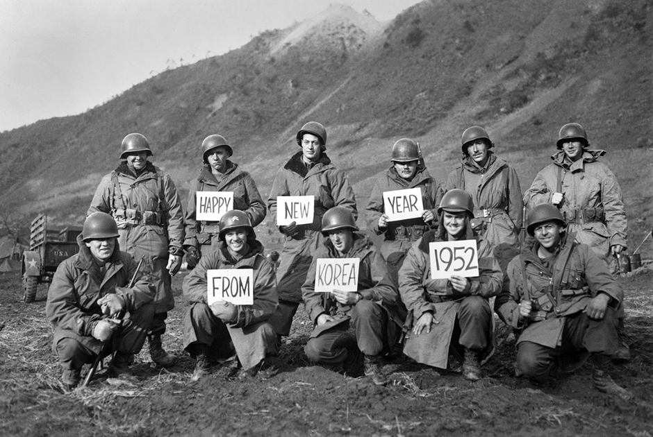 Американские пехотинцы поздравляют жителей США с Новым годом. 14 декабря 1951 года.