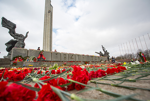 Монумент Освободителям в Риге, 9 мая