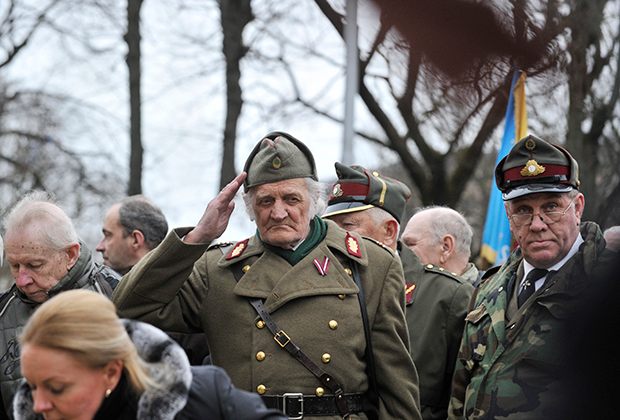 Участники шествия латышского легиона Ваффен-СС в Риге, 2016 год