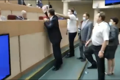 Российские депутаты устроили драку на заседании и попали на видео