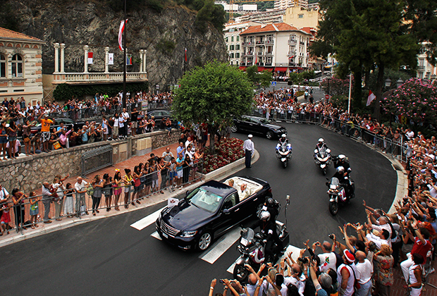 Князь и княгиня Монако едут по улицам Монте-Карло в день свадьбы, 2 июля 2011 года