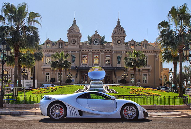 Спортивный автомобиль на фоне казино Монте-Карло в Монако