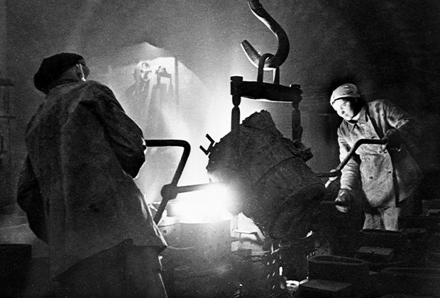 Рабочие заливают формы на одном из заводов Ленинграда во время Великой Отечественной войны