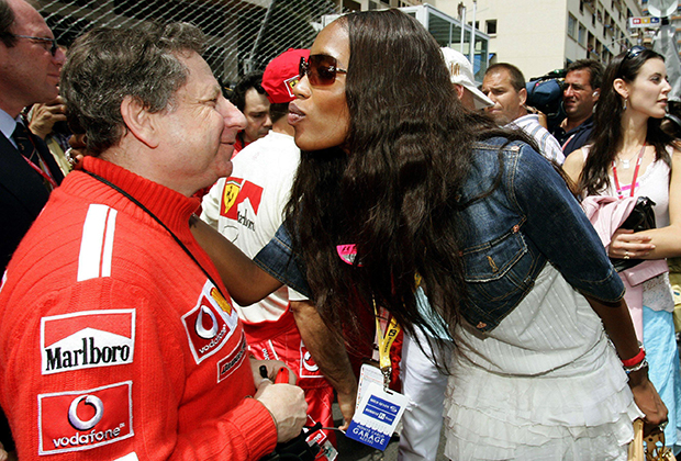 Супермодель Наоми Кэмпбелл целует руководителя команды Ferrari Жана Тодта перед стартом Гран-при «Формулы-1» в Монако 23 мая 2004 года