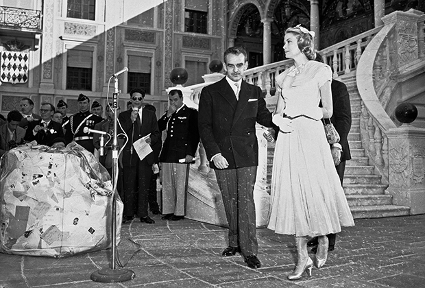 Американская актриса Грейс Келли с женихом, князем Монако Ренье III за день до свадьбы, 17 апреля 1956 года